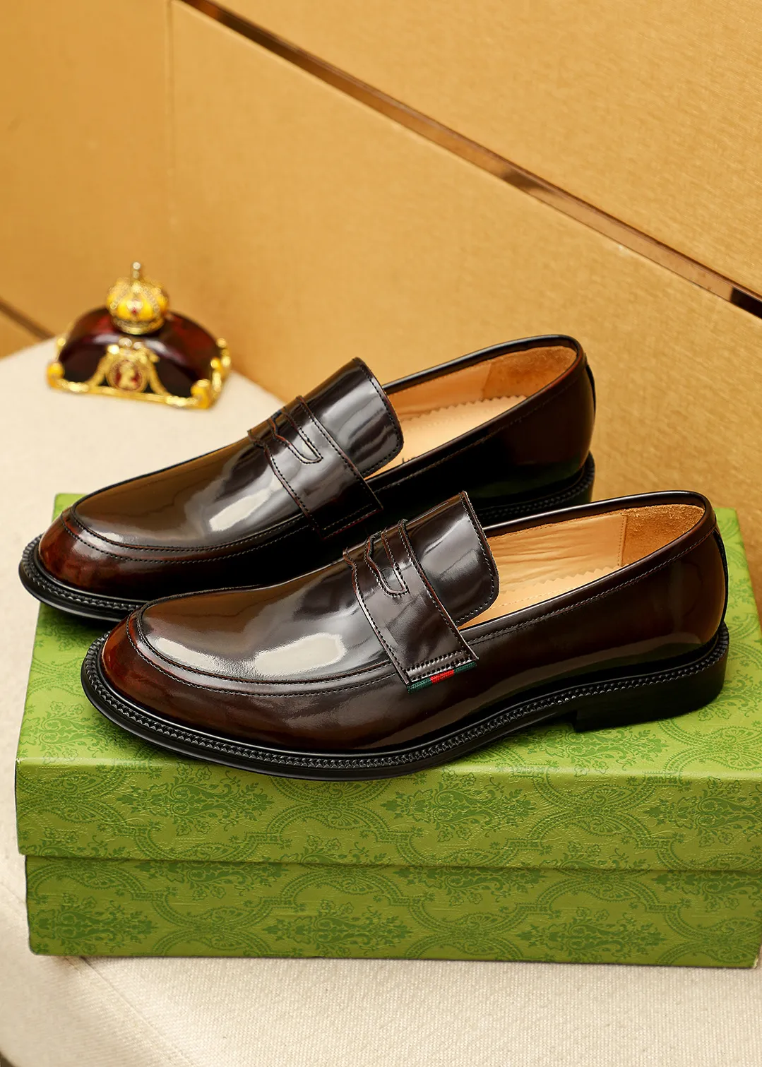 Men's shoes 💰520 💐 Product trademark: GUCCI "Gucci" casual leather shoes Regular size: 38-44 (45.46🉑️customized) Product materials: Selected imported first-layer open-edge beaded cowhide leather upper, imported water-dyed cowhide leather lining. Strong three-dimensional visual effect, original outsole Color: 4⃣️colors available